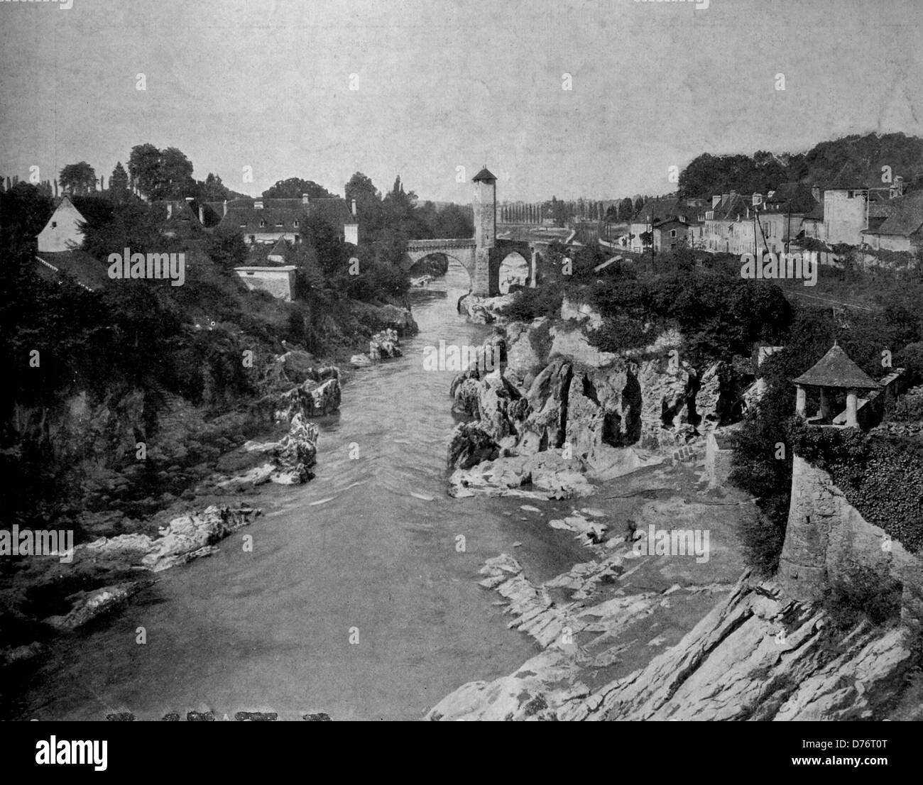 Una de las primeras fotografías de Autotype de la río Gave de Pau Orthez, Francia, circa 1880 Foto de stock