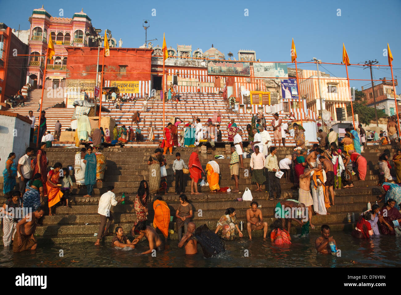 Los peregrinos orando y bañarse en el río Ganges a Kedar Ghat, Varanasi, Indiapolular entre indios del sur Foto de stock