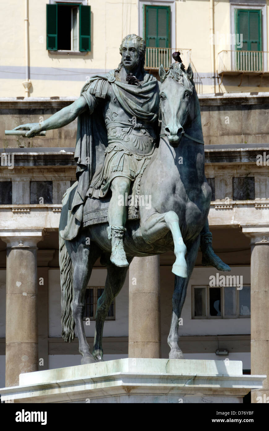 Nápoles. Italia. Monumento ecuestre dedicado al rey Carlos III de Borbón en frente de la iglesia de San Francesco di Paola. Foto de stock