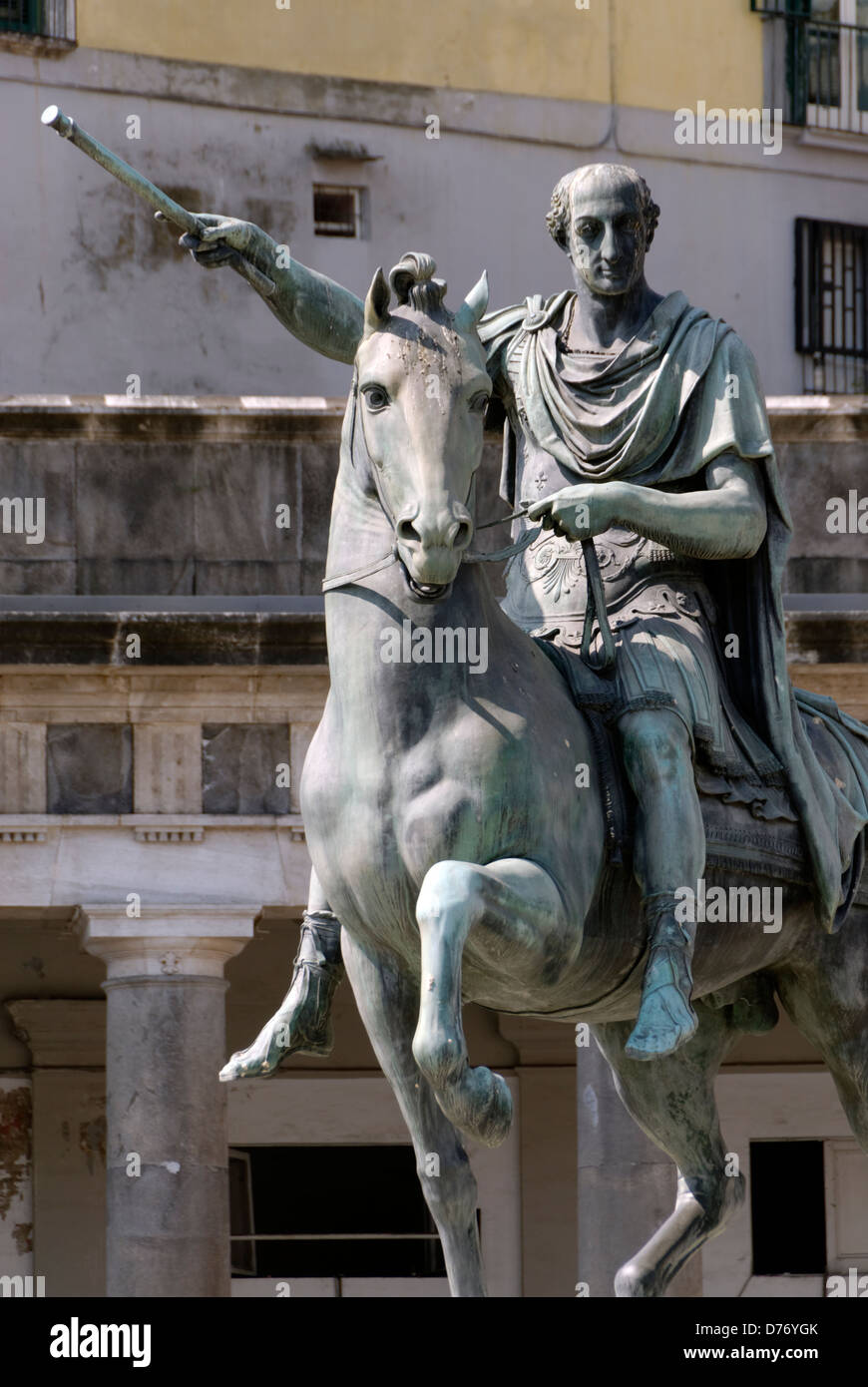 Nápoles. Italia. Monumento ecuestre dedicado rey Borbón Ferdinand I en frente de la iglesia de San Francesco di Paola. Foto de stock