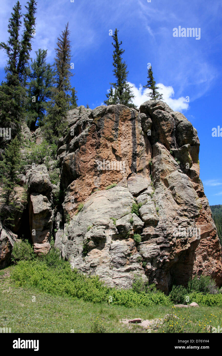 Disparo vertical de una enorme roca desde Hiking Trail Foto de stock