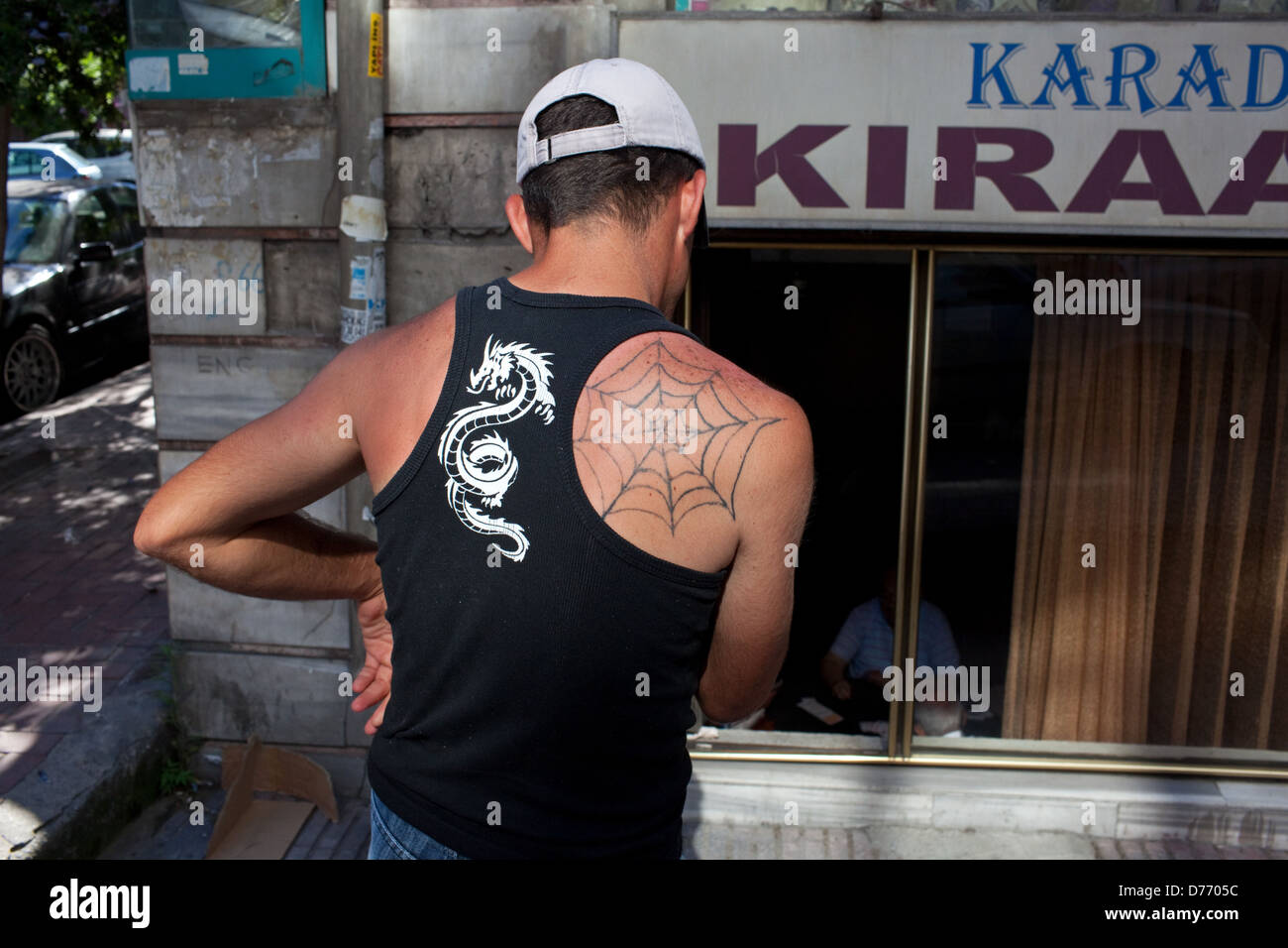 Un hombre con una telaraña tatuaje en Estambul, Turquía. Foto de stock