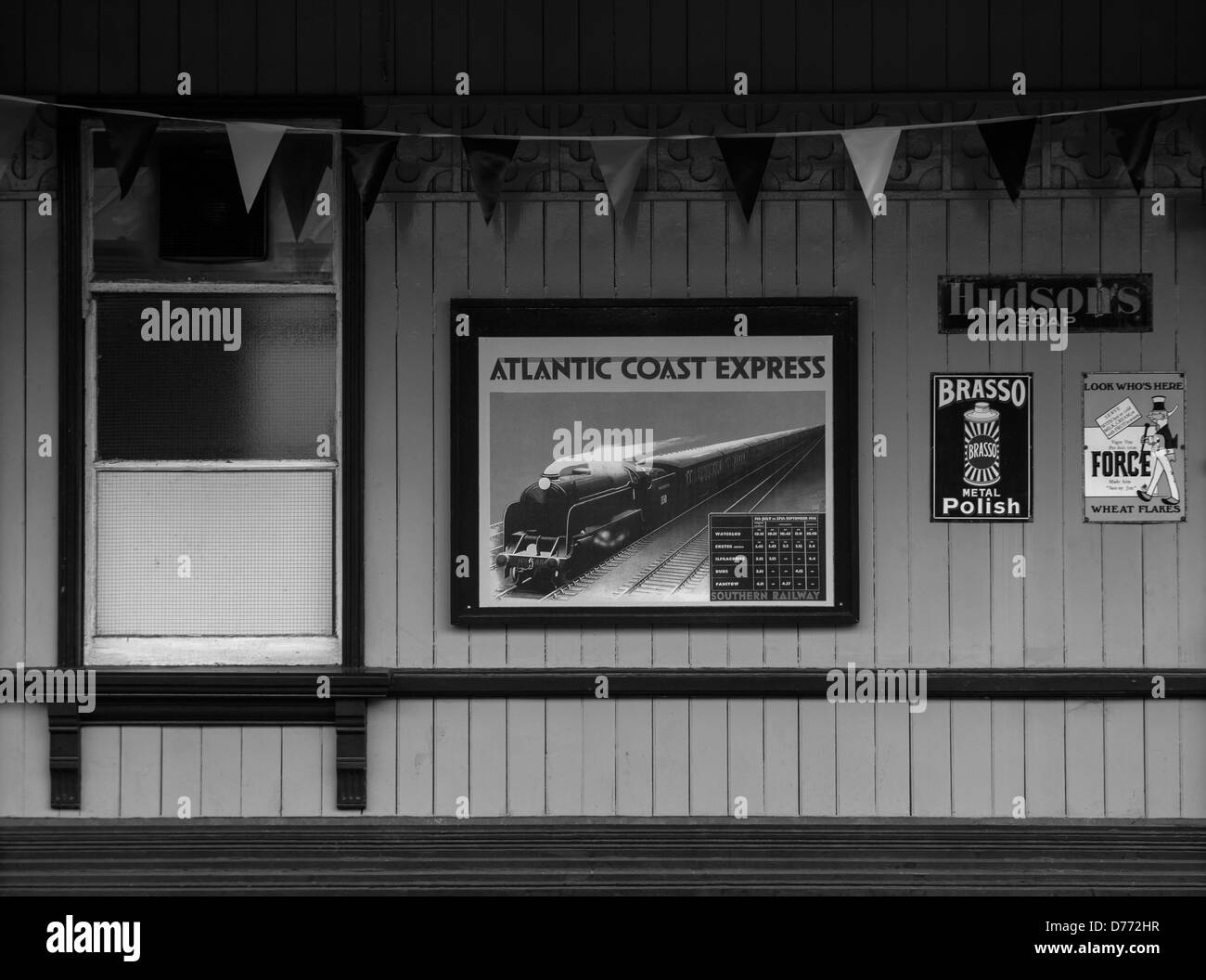 Una escena de un monocromo en el edificio de la estación de ferrocarril Bluebell mostrando anuncios incluyendo la costa Atlántica Express. Foto de stock