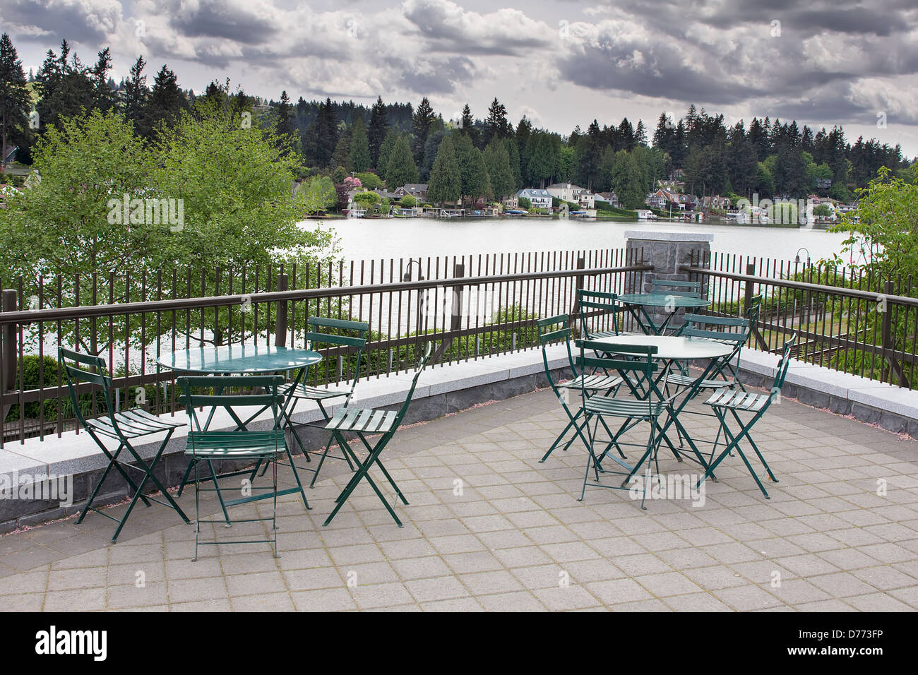 Asientos al aire libre en el patio del jardín en el lago con vista de Waterfront Homes Foto de stock