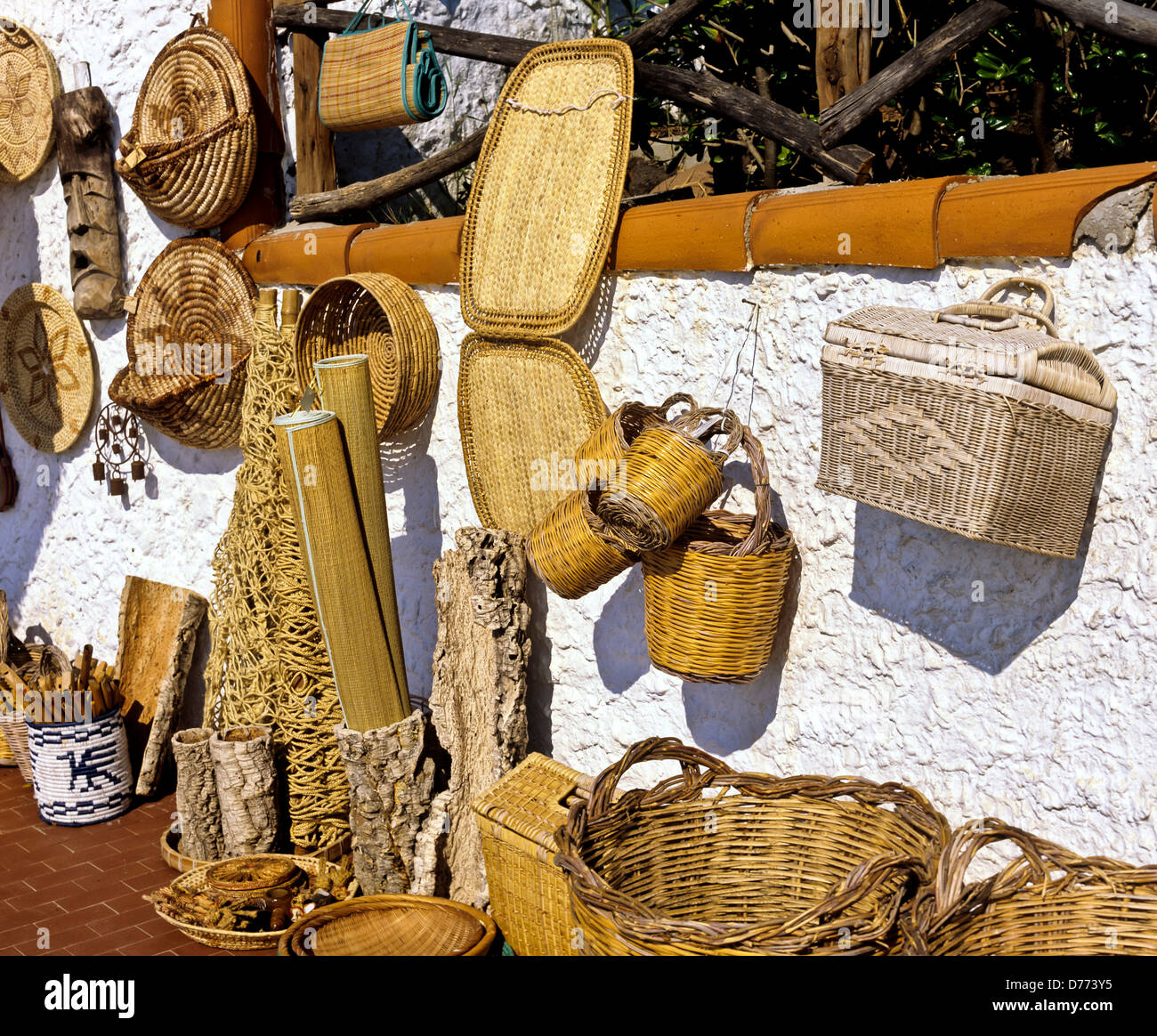 Cestas de mimbre tradicionales fotografías e imágenes de alta resolución -  Alamy