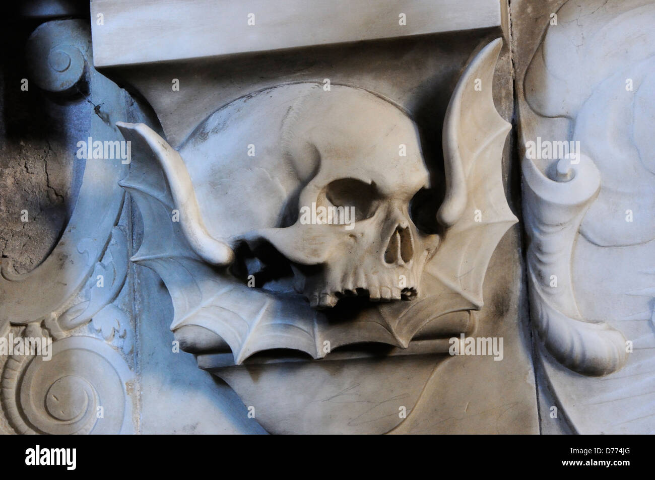 Un cráneo motif en un memorial en Bamburgh iglesia Foto de stock
