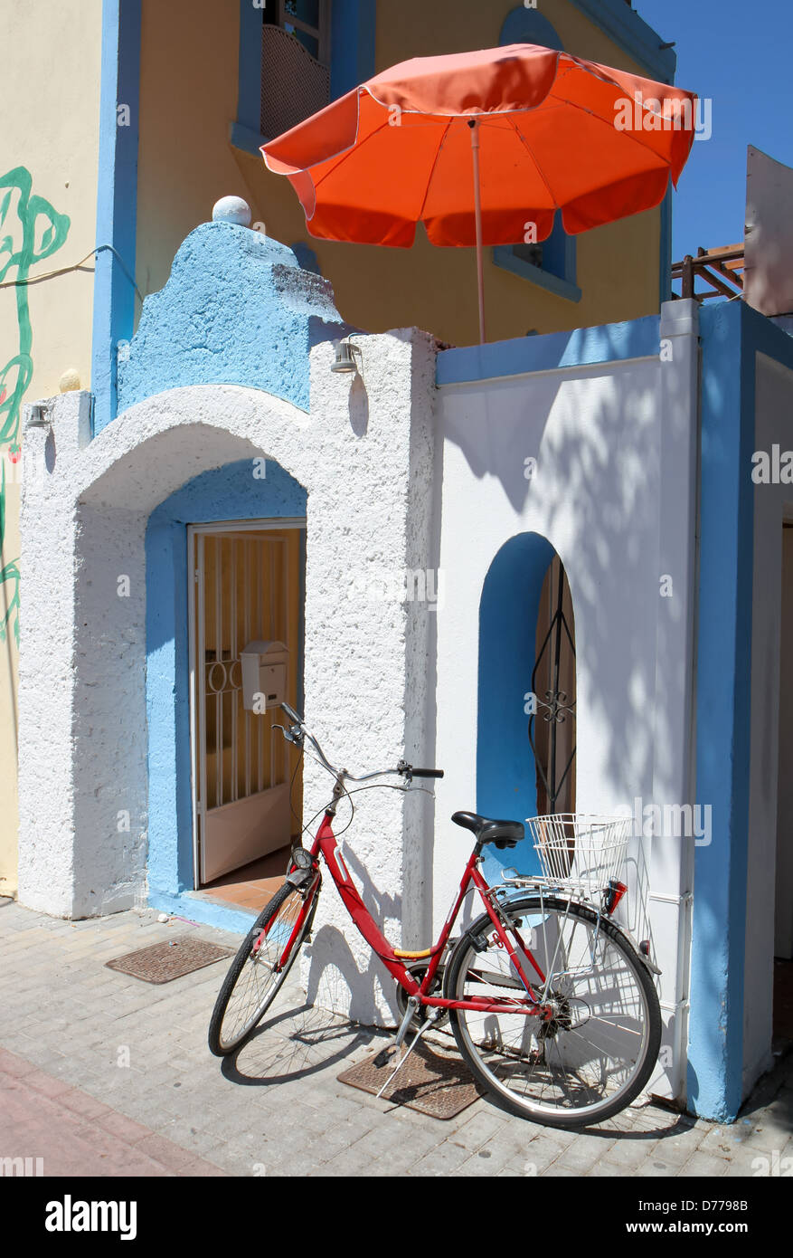 Вело греческий. Греция велосипед синие двери. Грек на велосипеде. Греция велосипед картинки. Как покрашены греческие домики.