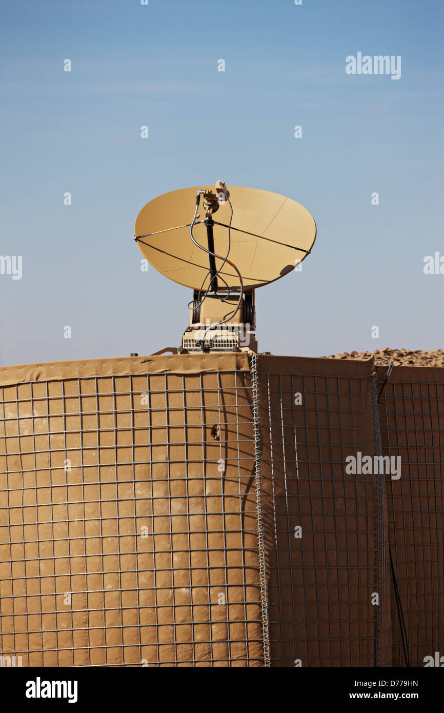 Antena de satélite en la cima de la barrera Hesco en pequeño y remoto austera del Cuerpo de Infantería de Marina de EE.UU. Combatir Outpost en la provincia de Helmand de Afganistán Foto de stock