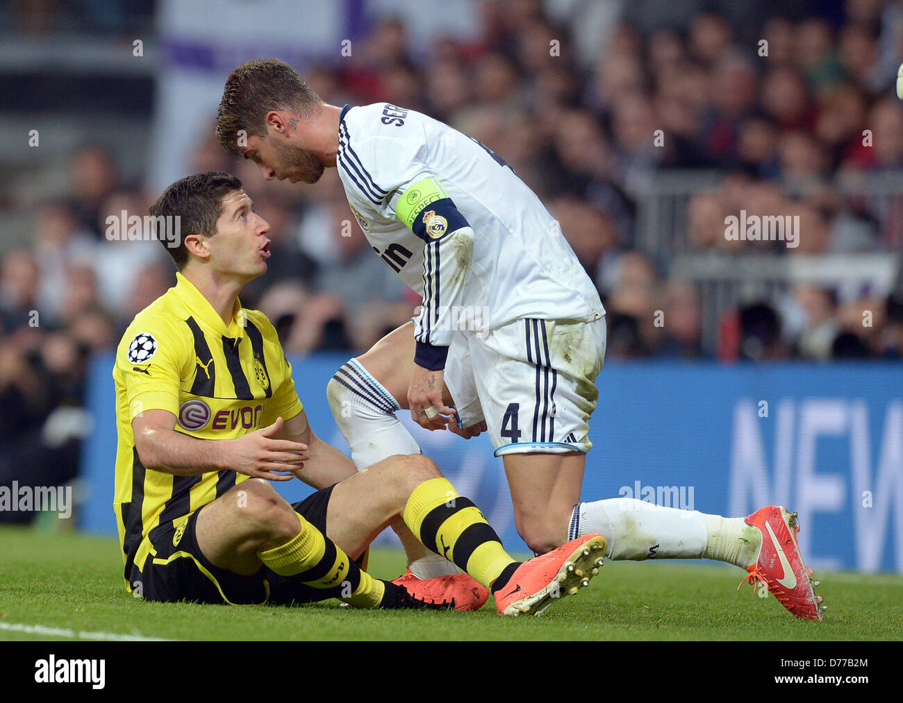 Dortmund Robert Lewandowski (L) y Sergio Ramos del Real hablar a cada otherduring la semifinal la Liga de Campeones de la UEFA segunda pierna partido de entre el Borussia Dortmund