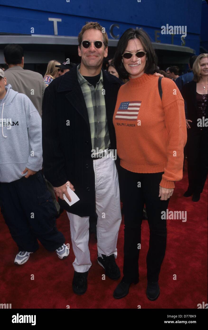 SCOTT BAKULA con Chelsea campos.Los Picapiedras en Viva Rock Vegas estreno en Universal City Walk , Ca. 2000.k18491FB.(Credit Image: © Fitzroy Barrett/Mundo Photos/ZUMAPRESS.com) Foto de stock