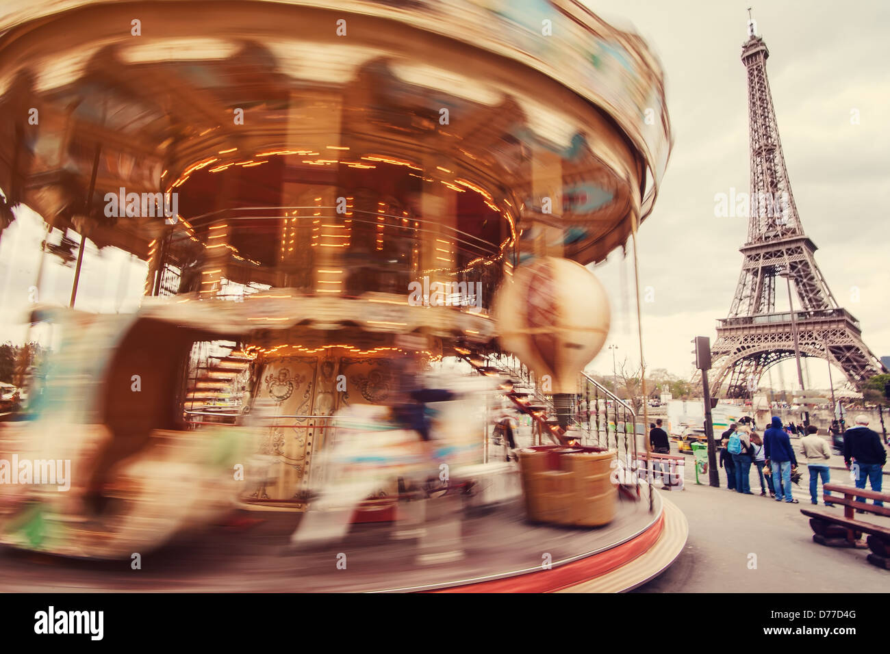 Vista del carrusel y la Torre Eiffel al atardecer Foto de stock