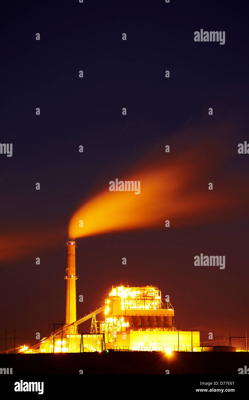 La quema de carbón planta de producción de electricidad por la noche Oklaunion Wilbarger County Texas USA Foto de stock