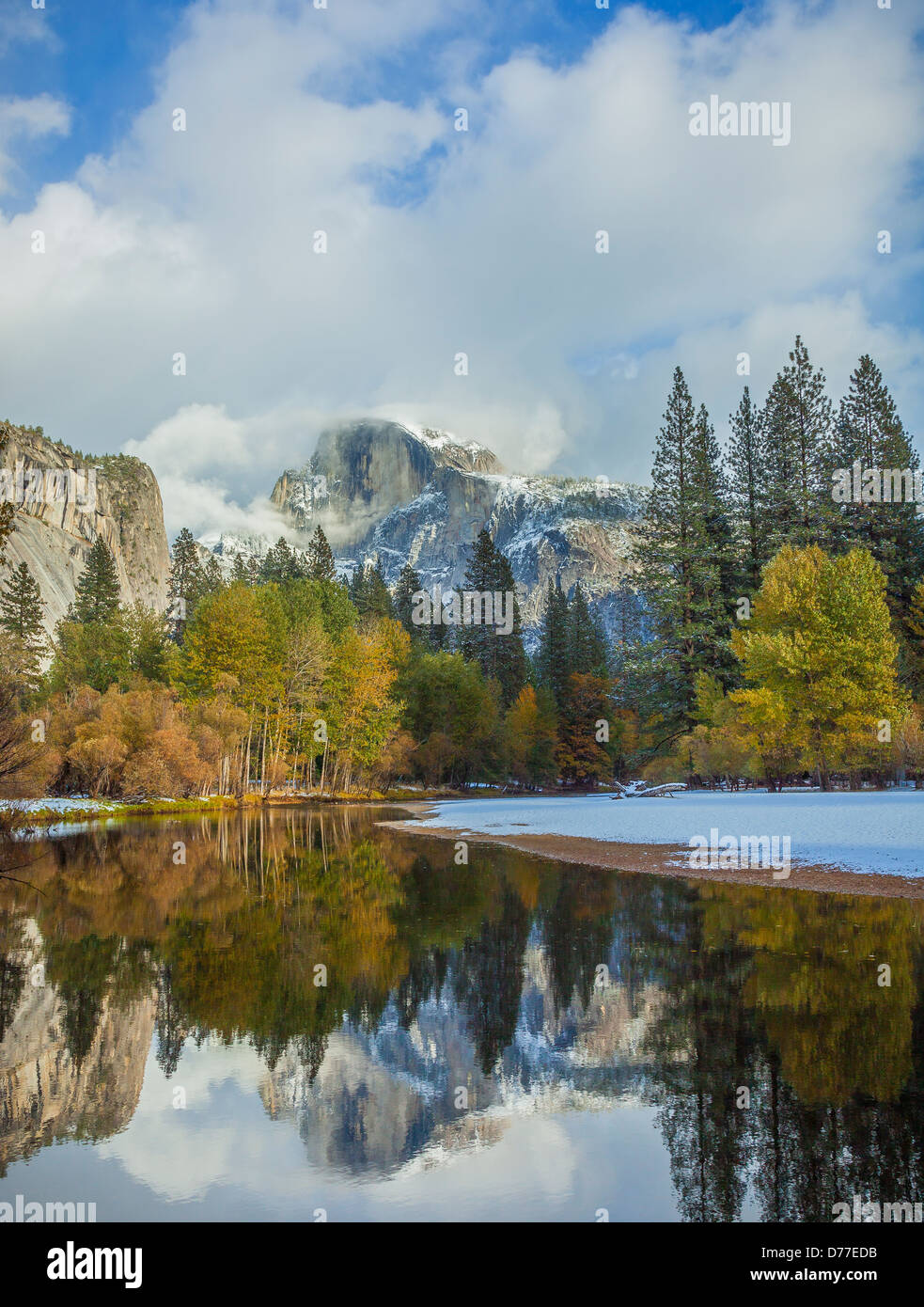 Parque Nacional Yosemite, California Half Dome (8842 pies) se refleja en el río Merced tras una nevada Foto de stock