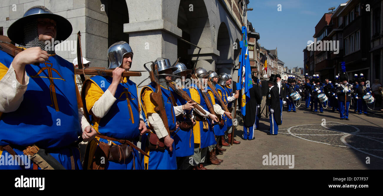 Bélgica Walloonia provincia de Lieja Visé crossbowman desfile Foto de stock