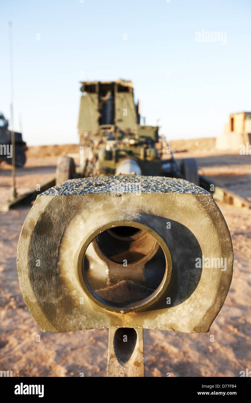 Infantería de Marina de los Estados Unidos obús M777 en combate remoto outpost en la provincia de Helmand Afganistán Foto de stock