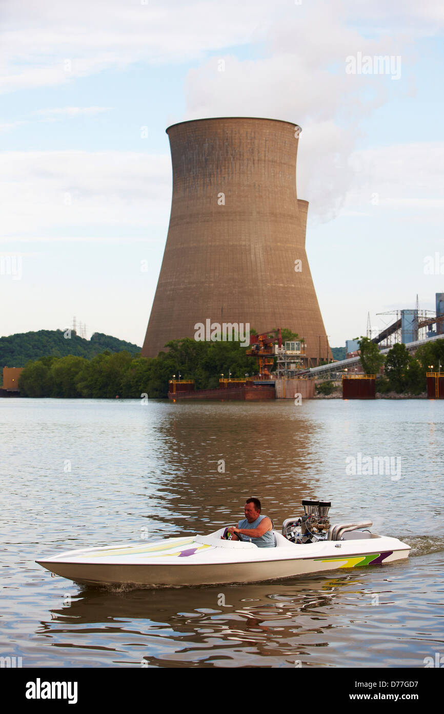 Ee.Uu. West Virginia Poca hombre en lancha por debajo de las torres de