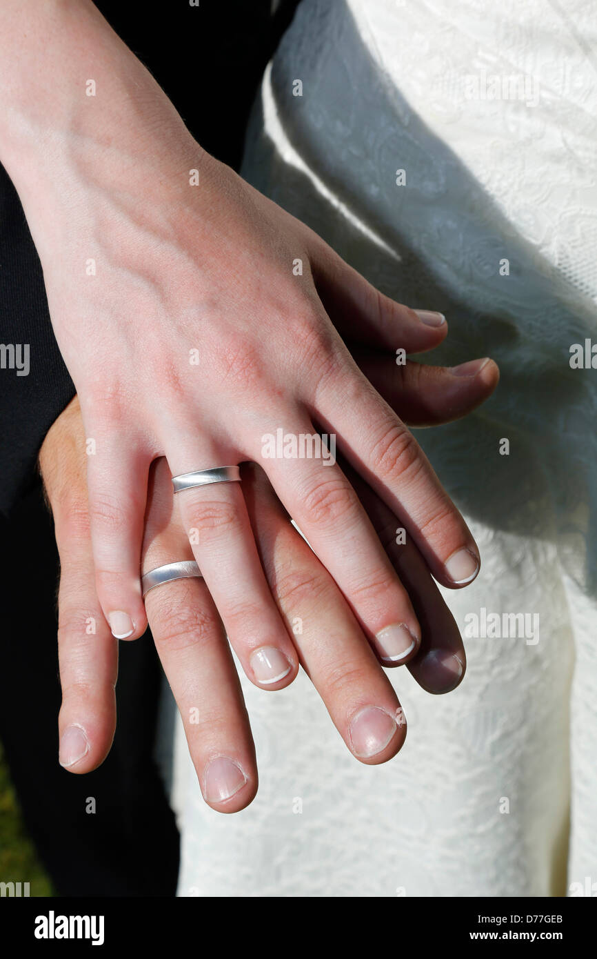 Anillos de pareja fotografías e imágenes de alta resolución - Alamy