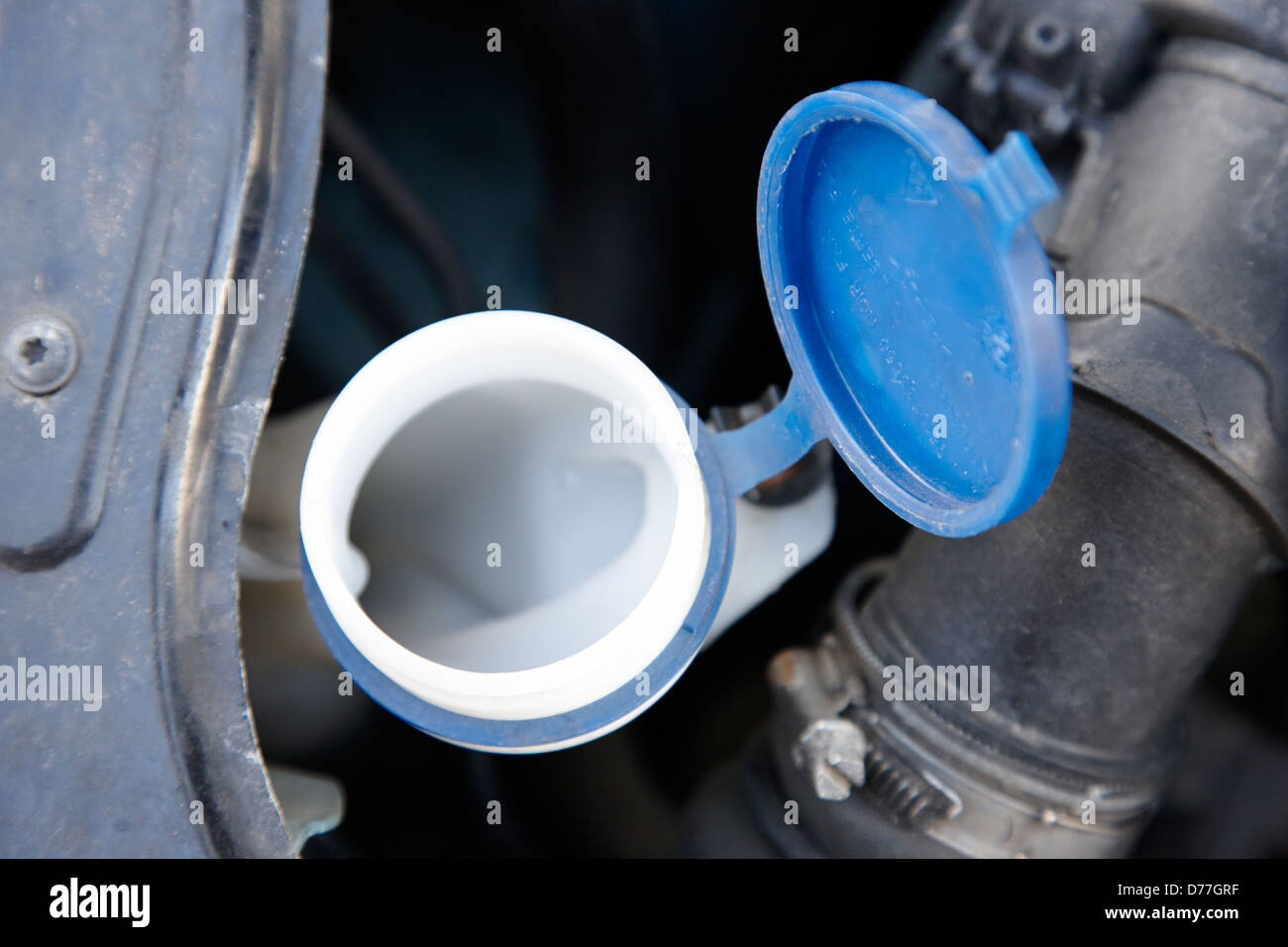 Vacíe el depósito de agua del limpiaparabrisas del parabrisas de un coche  del compartimiento del motor Fotografía de stock - Alamy