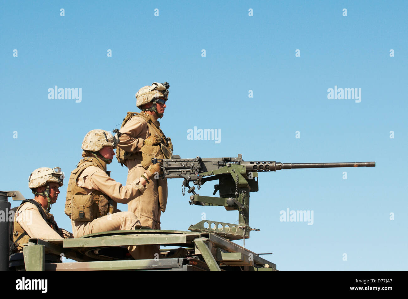 Los Marines estadounidenses M2 listo para disparar ametralladora calibre .50 Foto de stock