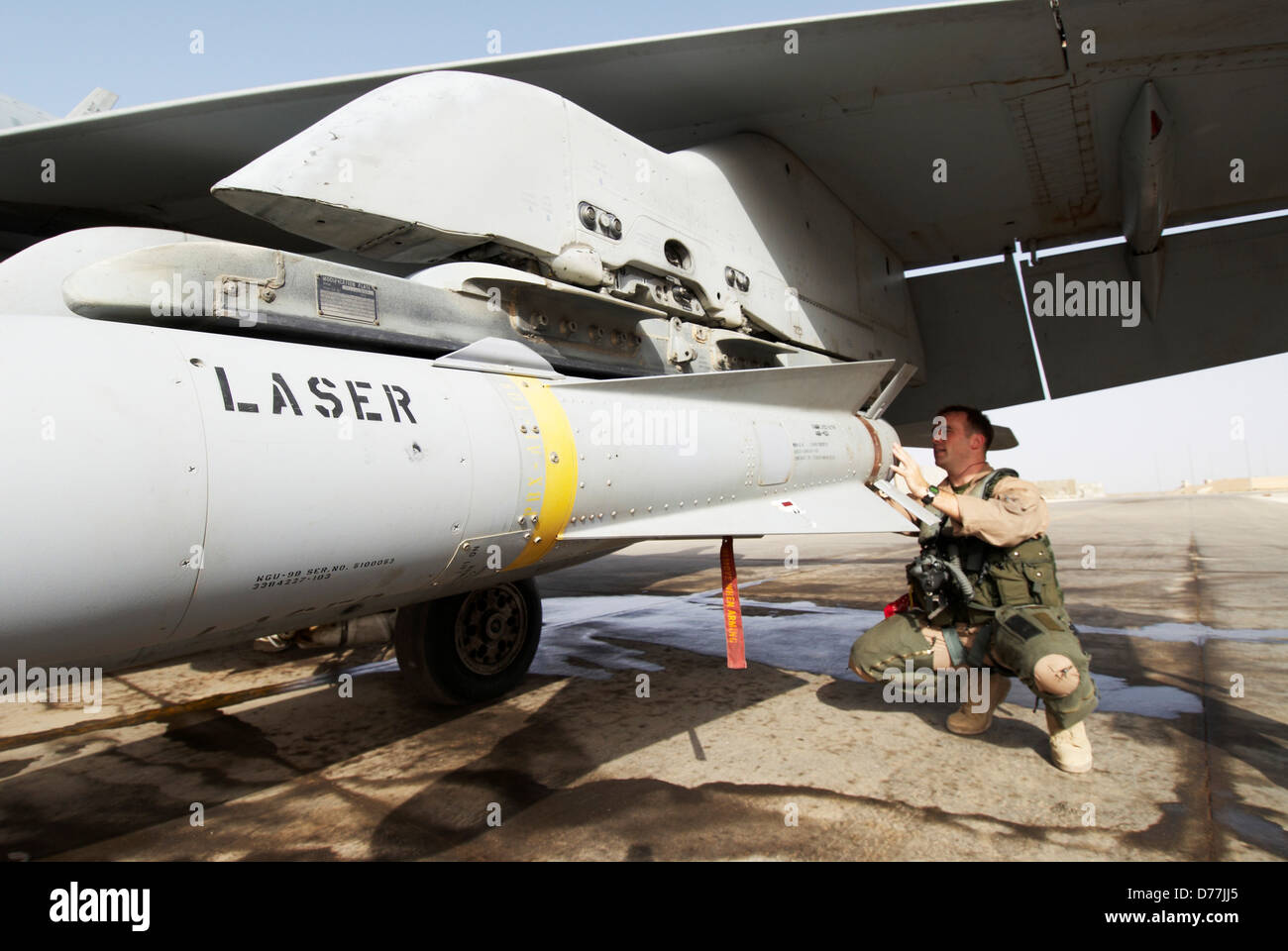 Nosotros aviador naval inspecciona las aletas traseras misiles Maverick  AGM-65 montado en el F/A-18 Hornet D en la base aérea de Al Asad Irak  Fotografía de stock - Alamy