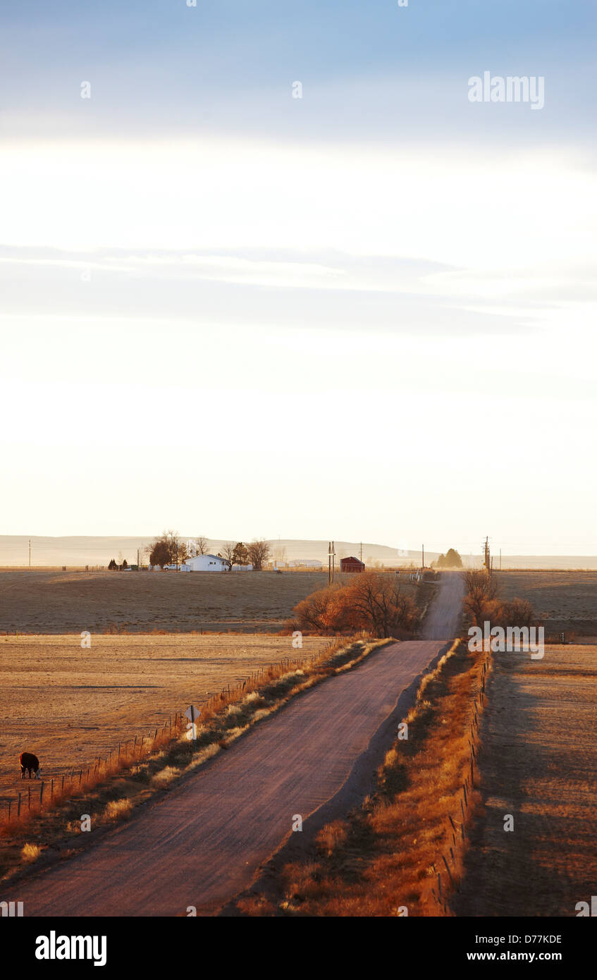 Estados Unidos Colorado país solitario camino de tierra se hunden en la  distancia Fotografía de stock - Alamy