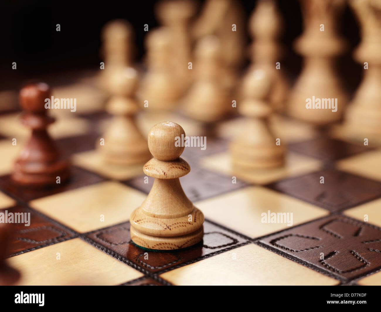 Pieza de ajedrez peón en un tablero de ajedrez Foto de stock