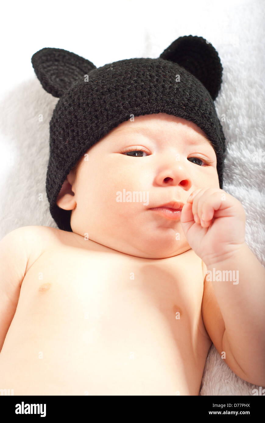 Baby Boy con tejido gorro negro con orejas Fotografía de stock - Alamy