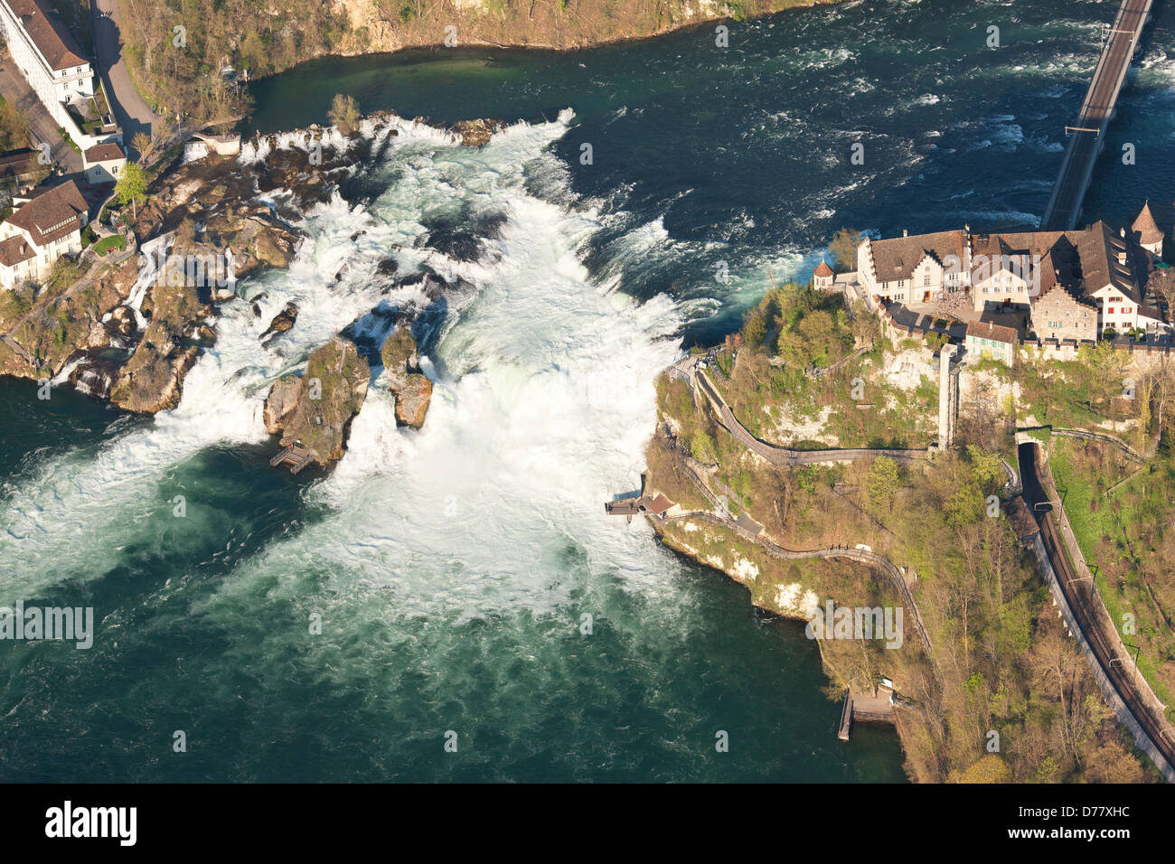 VISTA AÉREA. Gran cascada en el río Rin. Entre el Cantón de Schaffhausen (margen derecho) y el Cantón de Zurich, Suiza. Foto de stock