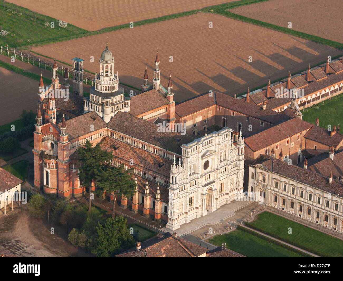 VISTA AÉREA. Monasterio cartujo al sur de Milán, en el Valle del Po. Certosa di Pavia, Provincia de Pavia, Lombardía, Italia. Foto de stock