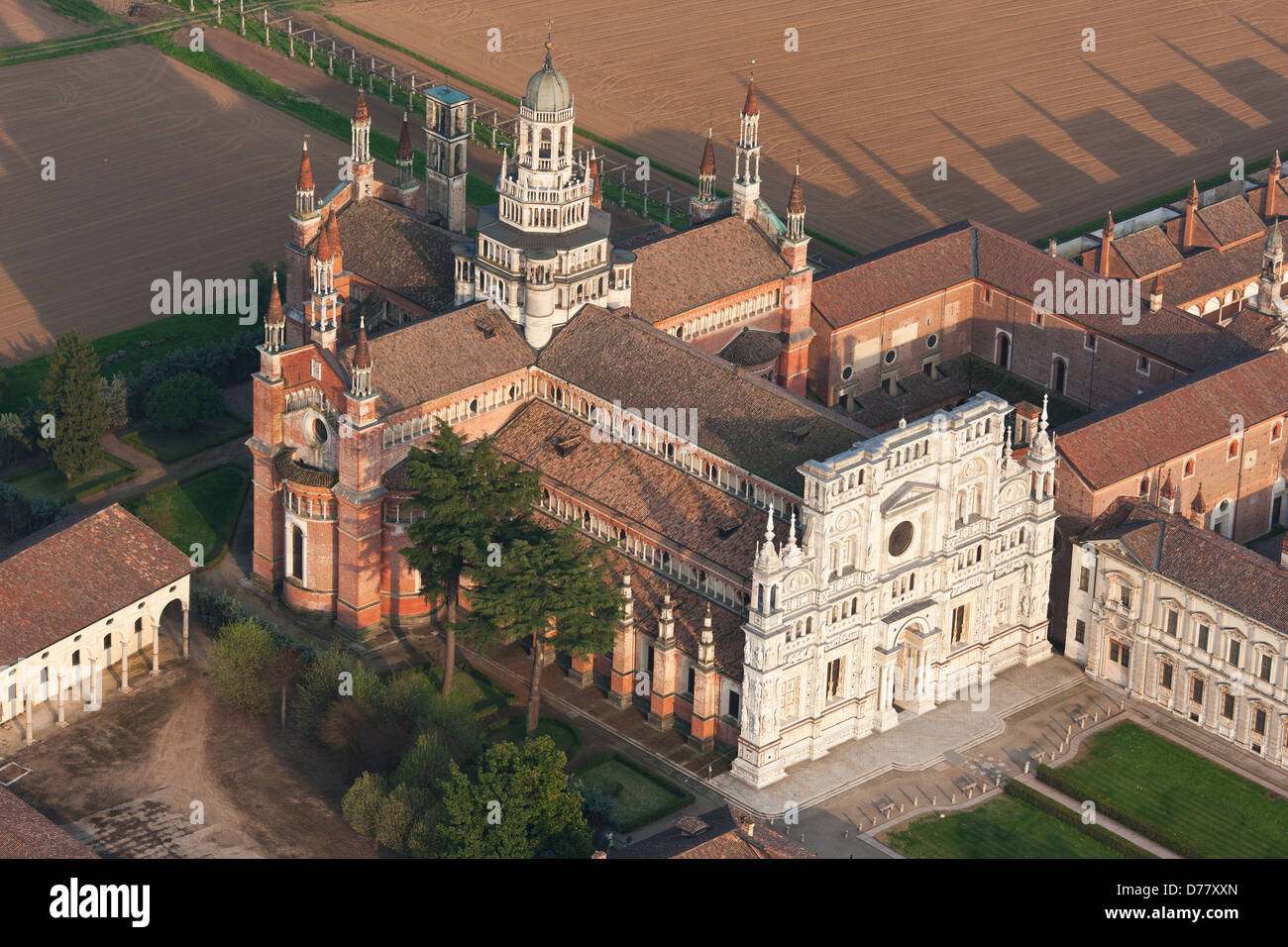 VISTA AÉREA. Monasterio cartujo al sur de Milán, en el Valle del Po. Certosa di Pavia, Provincia de Pavia, Lombardía, Italia. Foto de stock