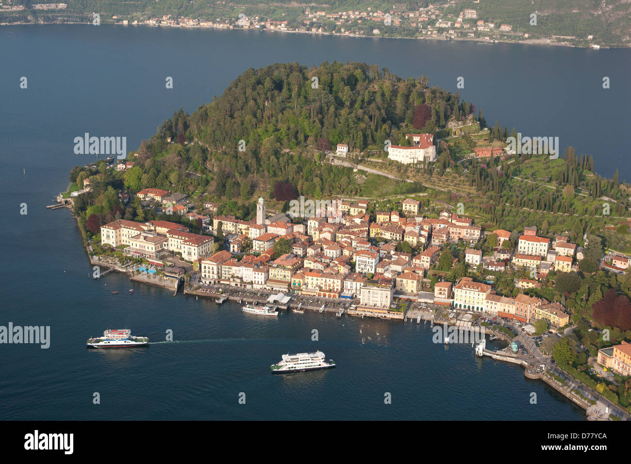 VISTA AÉREA. Ciudad de Bellagio en la orilla del lago Como. Provincia de Como, Lombardía, Italia. Foto de stock