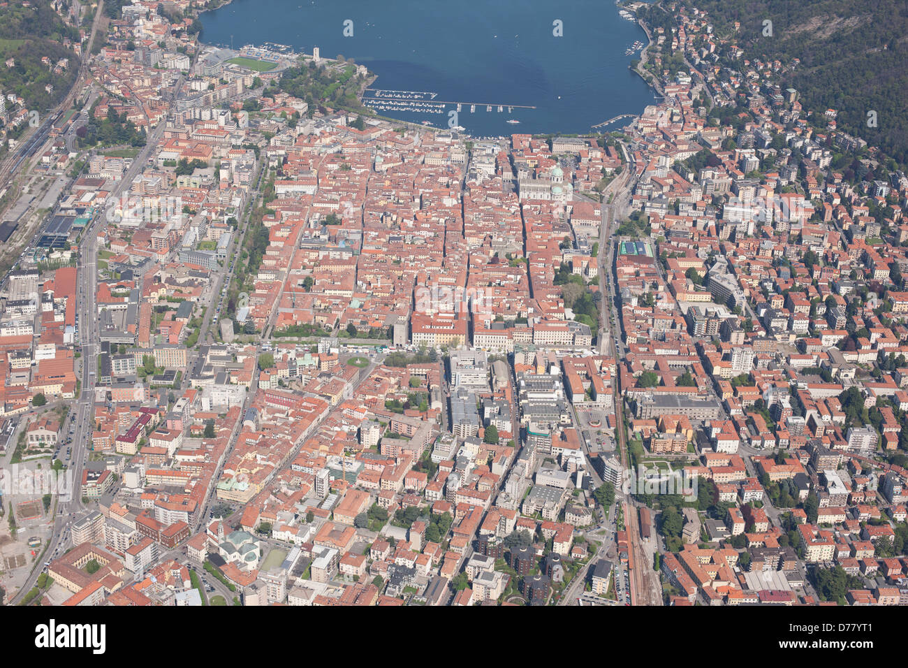 VISTA AÉREA. Ciudad de Como en el extremo suroeste del Lago Como. Provincia de Como, Lombardía, Italia. Foto de stock