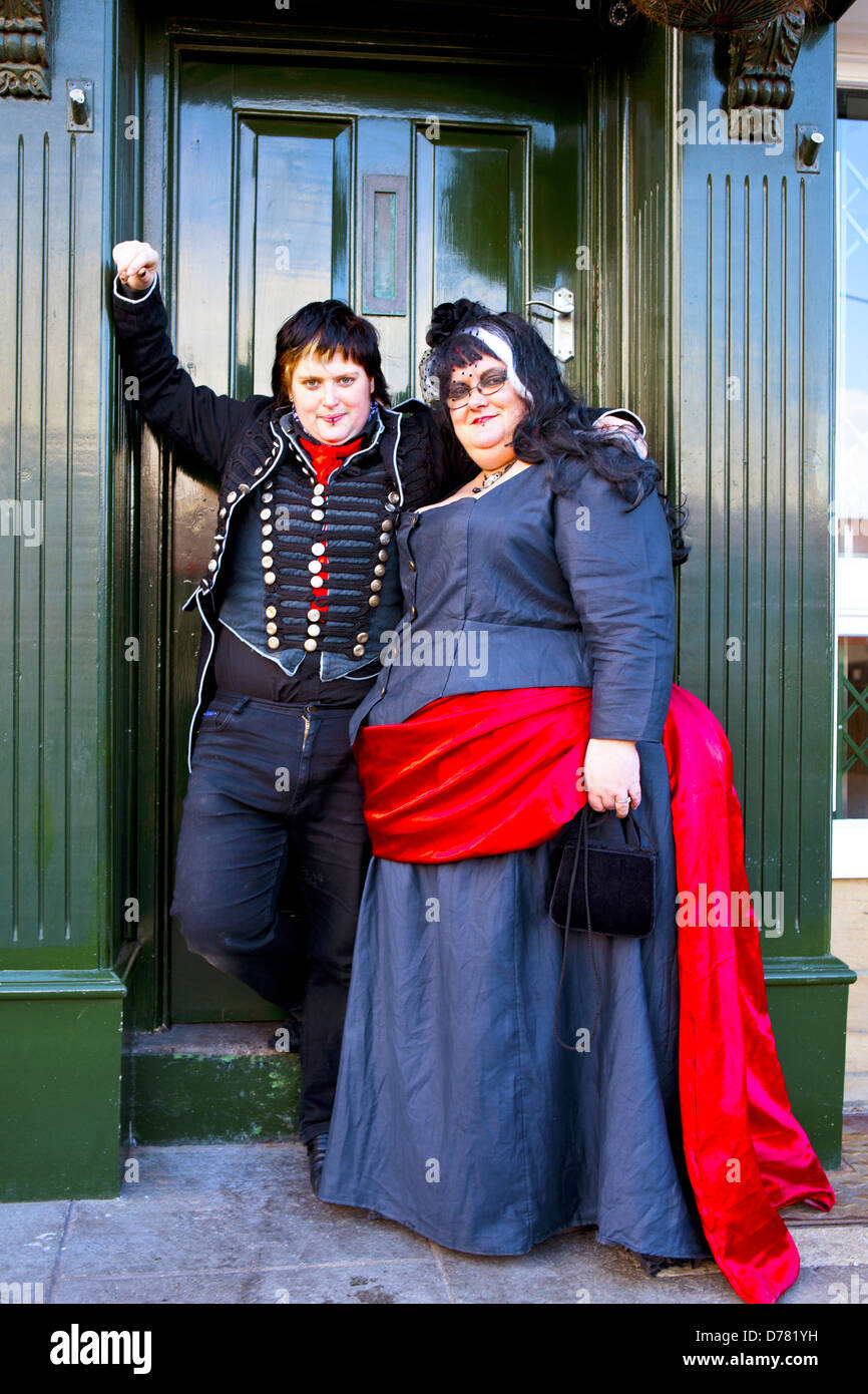 Dos señoras vestidos de hombre y de mujer trajes de Whitby Gothic Weekend, Inglaterra el 26 de abril, 2013. Foto de stock