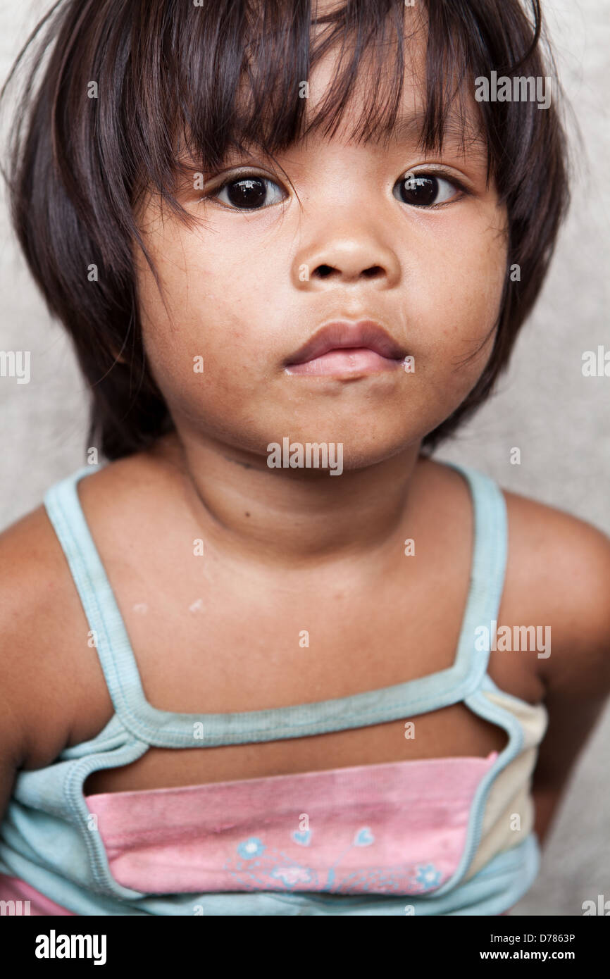 Adorable niña que vivía en la pobreza en Manila, Filipinas. Foto de stock