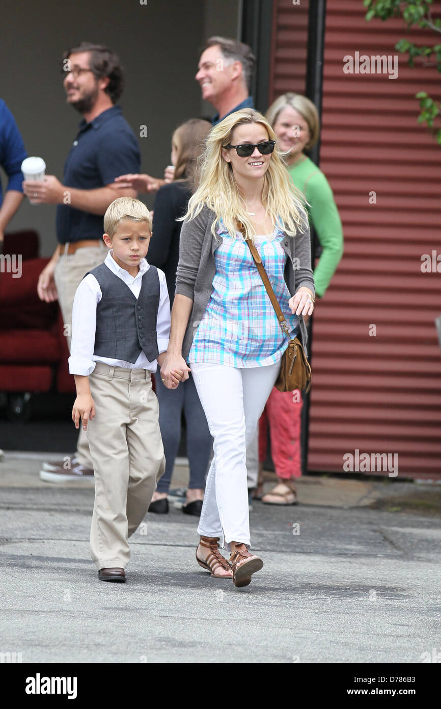 Reese Witherspoon, su hijo Deacon Phillippe y su esposo Jim Toth asistir a servicios religiosos en el Día del Padre en Santa Mónica Los Foto de stock