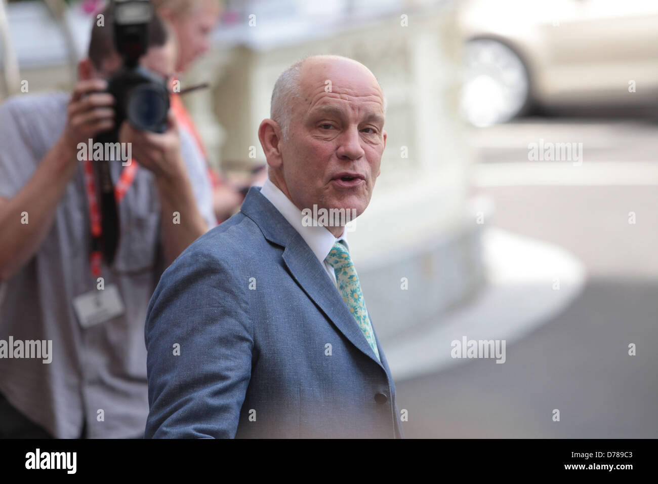 John Malkovich previsualizaciones su colección de moda, Technobohemian, durante el 46º Festival Internacional de Cine de Karlovy Vary Foto de stock