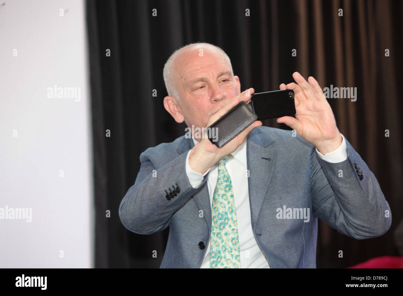 John Malkovich previsualizaciones su colección de moda, Technobohemian, durante el 46º Festival Internacional de Cine de Karlovy Vary Foto de stock