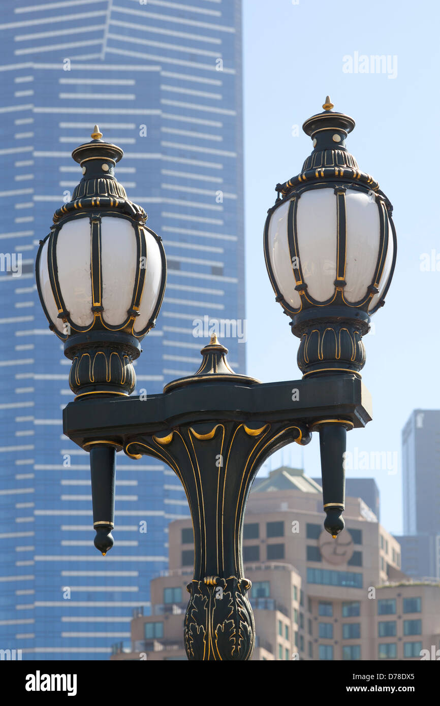 Las luces de la calle en el histórico Puente de príncipes, Melbourne, Australia Foto de stock