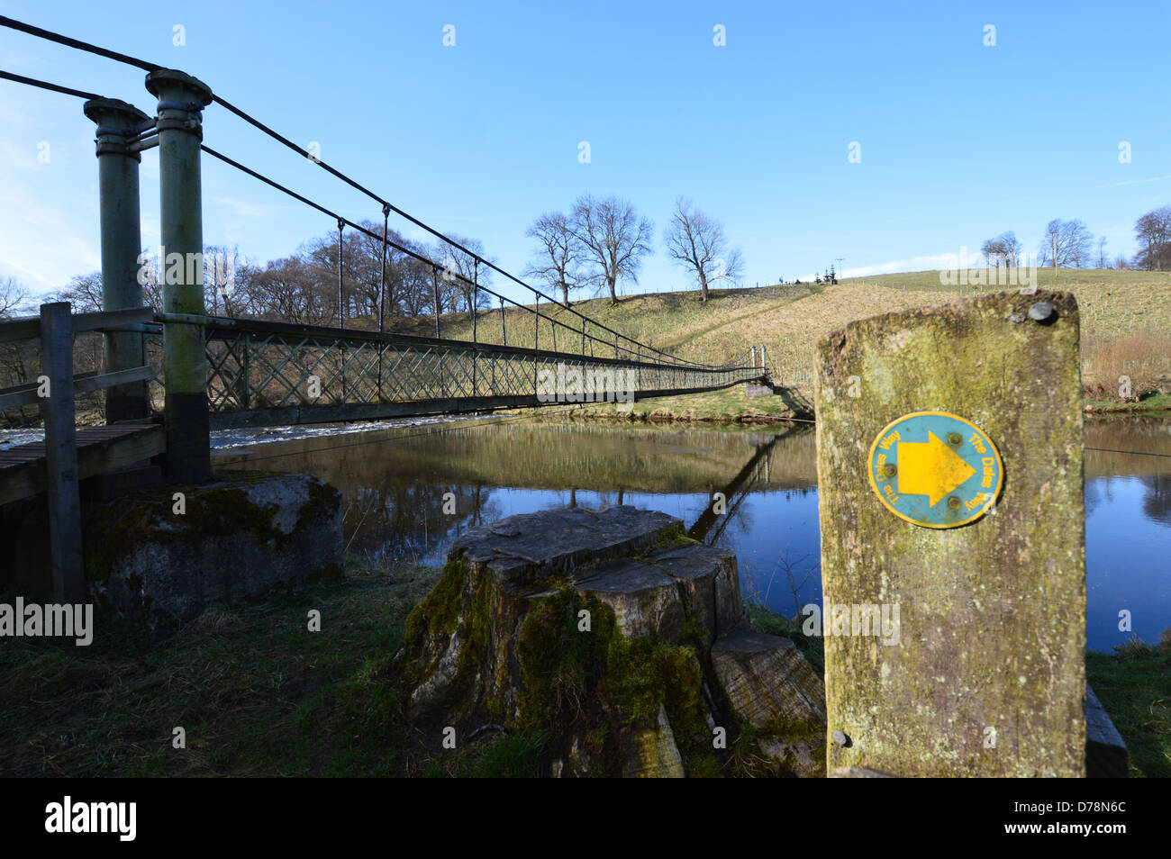 El Puente Colgante sobre el río Wharfe cerca de Hebden en Dales forma Sendero de Larga Distancia Yorkshire Foto de stock