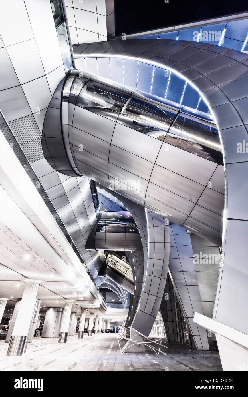 Arquitectura moderna en la Terminal 3 en el aeropuerto internacional de Dubai, Emiratos Árabes
