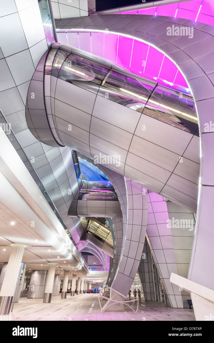 Arquitectura moderna en la Terminal 3 en el aeropuerto internacional de Dubai, Emiratos Árabes Unidos Foto de stock