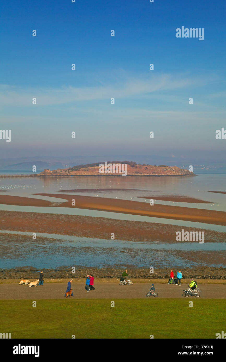 Perro caminantes y ciclistas en Cramond Foreshore, Edimburgo Foto de stock