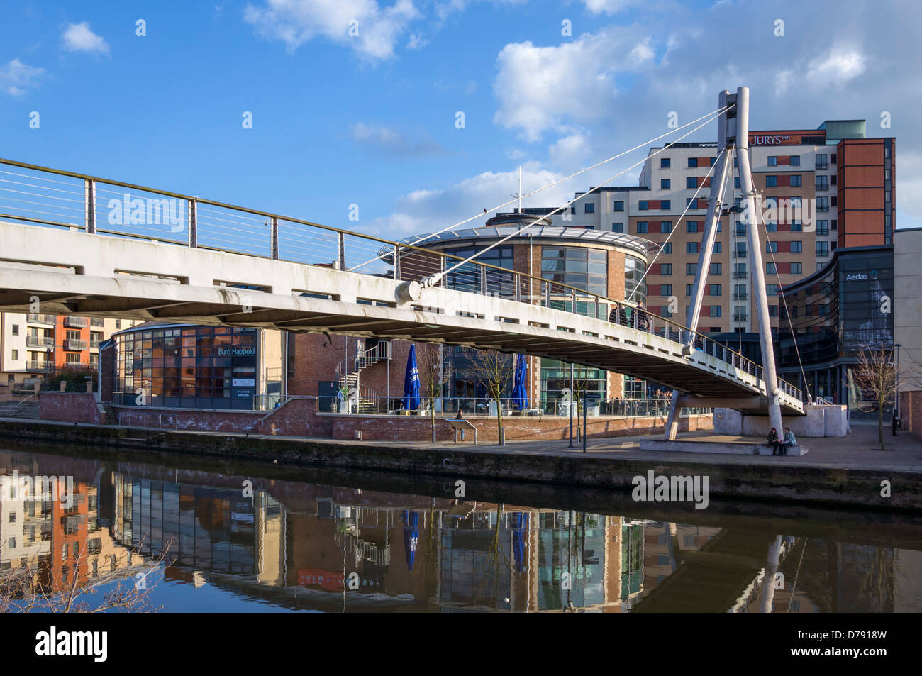 Puente sobre el río aire mirando hacia Brewery Wharf, Leeds, West Yorkshire, Reino Unido Foto de stock
