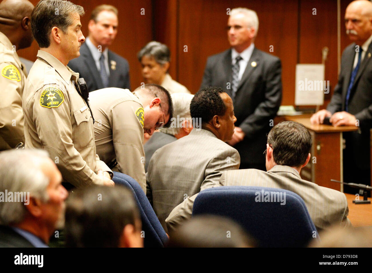 El Dr. Conrad Murray expressionless permaneció como el jurado volvió con el veredicto de culpable de homicidio involuntario de su juicio Foto de stock