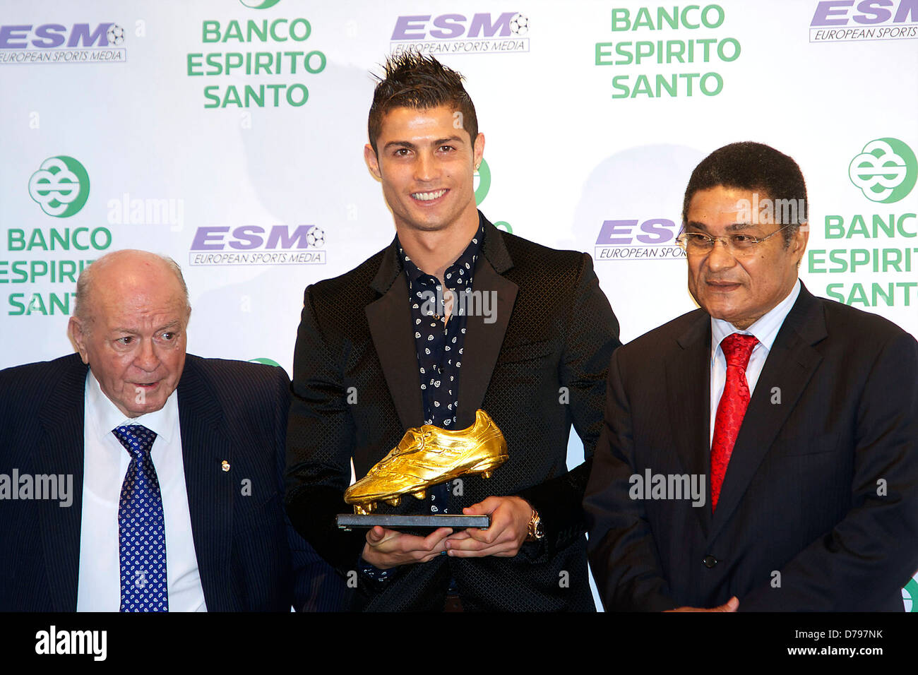 Cristiano Ronaldo recibe la Bota de Oro europea de Eusebio y Alfredo Di  Stefano durante el 2011 Zapato de Oro Fotografía de stock - Alamy