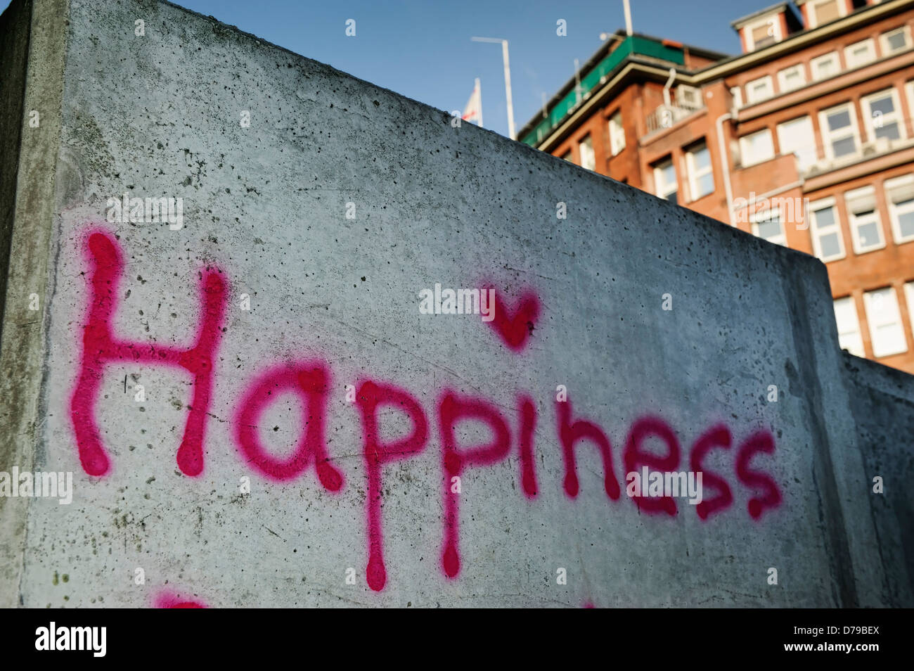 Felicidad graffiti en una pared, en Hamburgo, Alemania, Europa , una varita Happiness-Graffiti einer en Hamburgo, Alemania, Europa Foto de stock