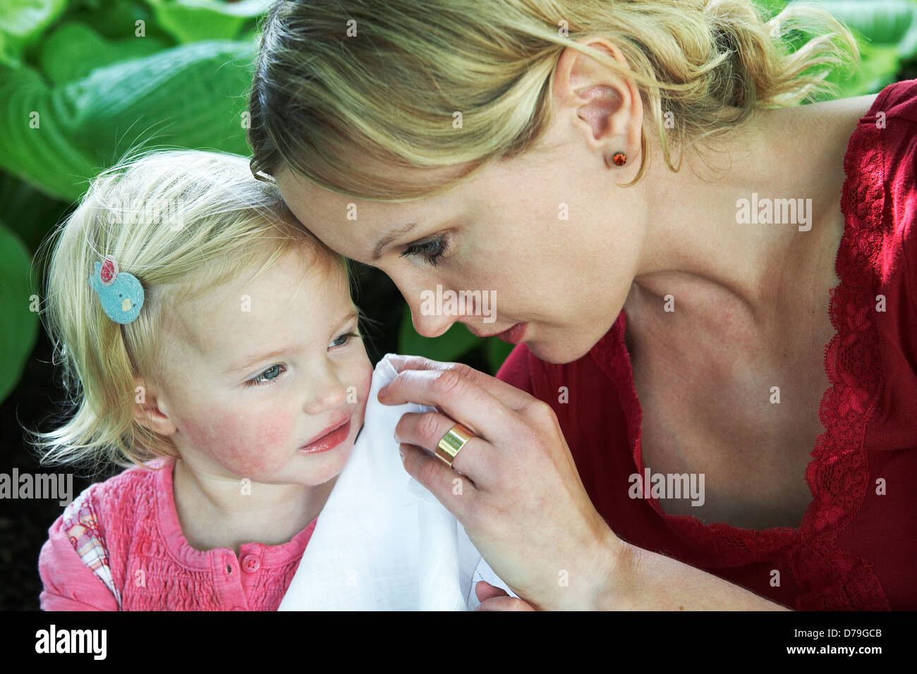 Se seca las lágrimas de la madre de su hijo hija Fotografía de stock - Alamy