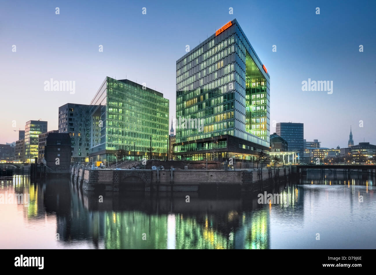 Editorial y reflejando en la Ericusspitze Ericus office en la ciudad portuaria de Hamburgo, Alemania, Europa , Spiegel-Verl Foto de stock