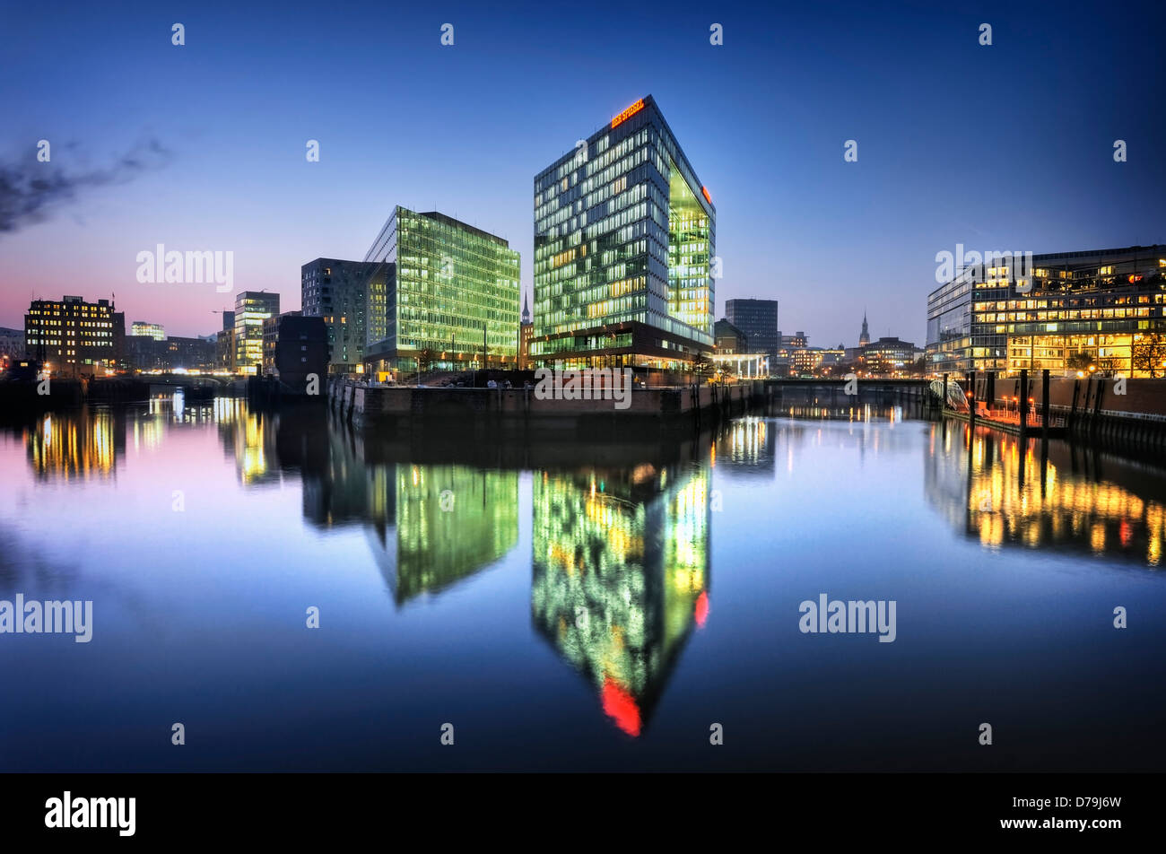 Editorial y reflejando en la Ericusspitze Ericus office en la ciudad portuaria de Hamburgo, Alemania, Europa , Spiegel-Verl Foto de stock