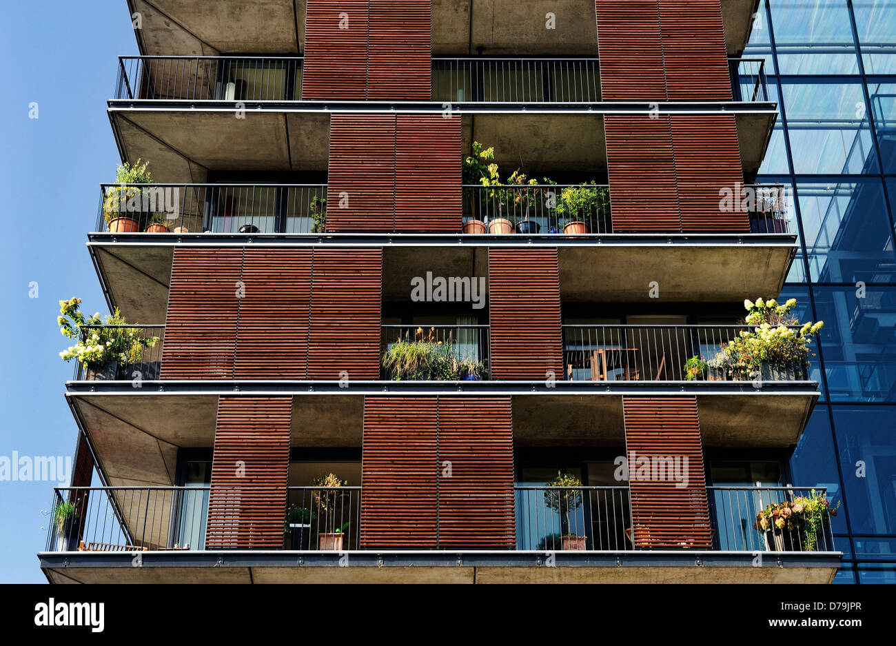 Casa moderna fachada con balcones en la ciudad portuaria de Hamburgo, Alemania, Europa , Moderne Hausfassade mit Balkonen in der Haf Foto de stock